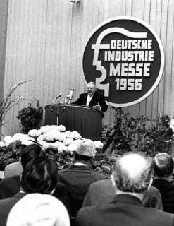 Germany - Deutsche Industriemesse 1956 in Hannover, Prof. Dr. Ludwig Erhard hält die Eröffnungsansprache, Hannover Niedersachsen Deutschland *** Germany German Industrial Fair 1956 in Hanover Prof Dr Ludwig Erhard gives the opening speech Hanover Lower Saxony Germany Copyright: ErichxAndres UnitedArchives90062_00649738