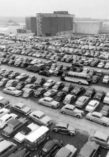 Germany - Deutsche Industriemesse 1956 in Hannover, Die interessantesten Autoformen Europas auf dem Parkplatz der Messe. Cars in a parking area at Hanover trade show., Hannover Niedersachsen Deutschland *** Germany Deutsche Industriemesse 1956 in Hannover The most interesting car shapes in Europe on the parking lot of the fair Cars in a parking area at Hanover trade show Hannover Niedersachsen Germany Copyright: ErichxAndres UnitedArchives90062_00649756