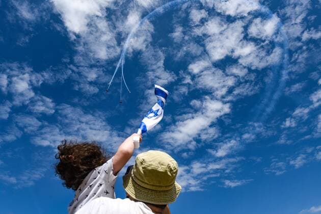 News Themen der Woche KW19 News Bilder des Tages Israel feiert Unabhängigkeitstag (190509) -- TEL AVIV, May 9, 2019 -- Aircraft perform during an air show celebrating Israel s Independence Day in Tel Aviv, Israel, on May 9, 2019. The Israeli Air Force aircraft flew all over the country on Thursday, showing the power and capabilities of the army on the occasion of the Independence Day. ) ISRAEL-TEL AVIV-INDEPENDENCE DAY-CELEBRATION JINI 