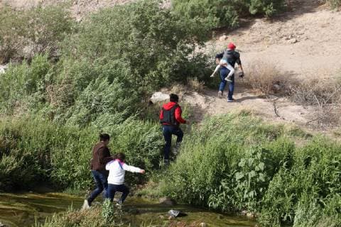 May 8, 2019 - Juarez-El Paso, Mexico - Migrants Cross The Rio Bravo To Surrender To The Border Patrol On The Border Ciudad Juarez El Paso Texas, on 8 May 2019. They cross approximately 700 migrants per day and are detained by the border patrol. The majority are families with their children in their arms. Juarez-El Paso Mexico  - ZUMAn230 20190508_zaa_n230_767 Copyright: xDavidxPeinadox