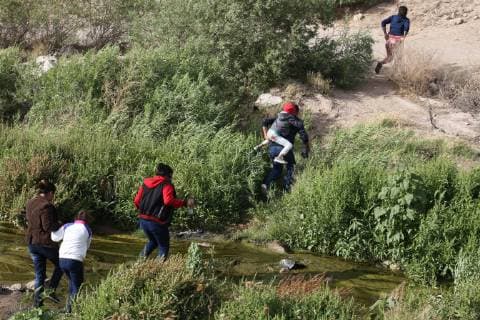 May 8, 2019 - Juarez-El Paso, Mexico - Migrants Cross The Rio Bravo To Surrender To The Border Patrol On The Border Ciudad Juarez El Paso Texas, on 8 May 2019. They cross approximately 700 migrants per day and are detained by the border patrol. The majority are families with their children in their arms. Juarez-El Paso Mexico  - ZUMAn230 20190508_zaa_n230_766 Copyright: xDavidxPeinadox