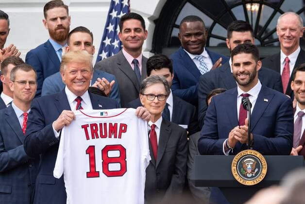 Entertainment Themen der Woche KW19 Entertainment Bilder des Tages President Donald Trump holds up a commemorative jersey as he welcomes the 2018 World Series Champions Boston Red Sox, during a ceremony honoring them at the White House in Washington, D.C. on May 9, 2019.  WAP20190509322 KEVINxDIETSCH