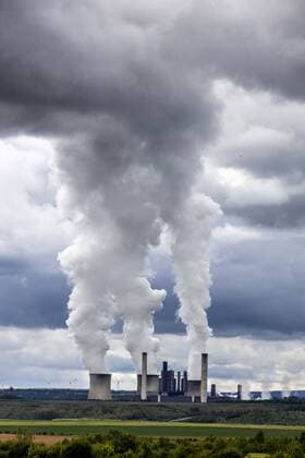 IMAGO Nature: Unsere Erde, Umweltverträgliche Herausforderungen, Kohlendioxid RWE Power Braunkohlekraftwerk Weisweiler bei Eschweiler, am Braunkohle Tagebau Inden, Braunkohlengroßkraftwerk mit 4 Blöcken und zwei Vorschaltgasturbinenanlagen, *** RWE Power Weisweiler lignite-fired power plant near Eschweiler at Inden lignite opencast mine large lignite-fired power plant with 4 units and two ballast gas turbine plants
