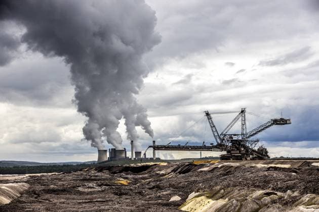 IMAGO Nature: Unsere Erde, Umweltverträgliche Herausforderungen, Kohlendioxid RWE Power Braunkohlekraftwerk Weisweiler bei Eschweiler, am Braunkohle Tagebau Inden, Braunkohlengroßkraftwerk mit 4 Blöcken und zwei Vorschaltgasturbinenanlagen, Schaufelradbagger, Absetzbagger 737, *** RWE Power Weisweiler lignite-fired power plant near Eschweiler at the lignite opencast mine Inden lignite-fired large power plant with 4 units and two ballast turbines Bucket wheel excavator Sedimentation dredger 737