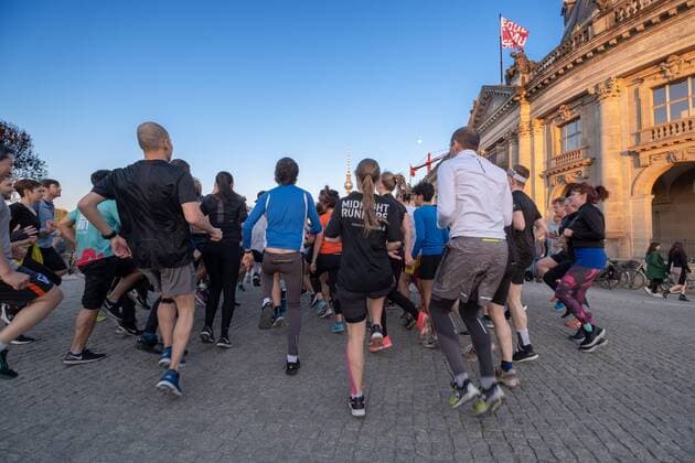 Midnight Runners Deutschland, Berlin, 17.04.2019, Midnight Runners auf der Monbijoubrücke (Bodemuseum), Aufwärmen vor dem Start,