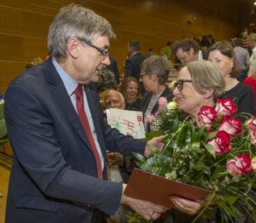 Frankfurt (Oder), 09.05.219 - Audimax - Europa-Universitaet - Viadrina Verleihung des Viadrina-Preises an die polnische Regisseurin und Drehbuchautorin Agnieszka Holland fuer ihr Engagement um die europäische Verständigung. im Bild: gratuliert der Prorektor der Adam Mickiwicz Universitaet Poznan, Tadeus Wallas der Viadrina- Preistraegerin Ahnieszka Holland.