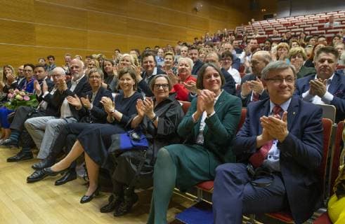 Frankfurt (Oder), 09.05.219 - Audimax - Europa-Universitaet - Viadrina Verleihung des Viadrina-Preises an die polnische Regisseurin und Drehbuchautorin Agnieszka Holland fuer ihr Engagement um die europäische Verständigung. im Bild: v.r.n.l.Tadeusz Wollas (Prorektor der Adam-Mickiewicz-Universutaet Poznan, die Praesidentin der Europa-Universitaet Viadrina, Prof. Dr. Julia von Blumenthal, die Viadrina-Preistraegerin, Agnieszka Holland, Prof. Dagmar Jajesniak-Quast und die Laudatorin, Marion Doering,( Praesidentin der europaeischen Filmakademie).