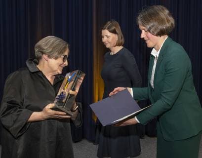 Frankfurt (Oder), 09.05.219 - Audimax - Europa-Universitaet - Viadrina Verleihung des Viadrina-Preises an die polnische Regisseurin und Drehbuchautorin Agnieszka Holland fuer ihr Engagement um die europäische Verständigung. Im Bild: ueberreicht die Praesidentin der Europa-Universtaet Viadrina. Prof. Dr. Julias von Blumenthal den Preis an Agnieszka Hollsand. Im Hintergrund, Frau Prof. Dr. Dagmara Jajesniak-Quast ,( Vorsitzende des Kuratoriums)