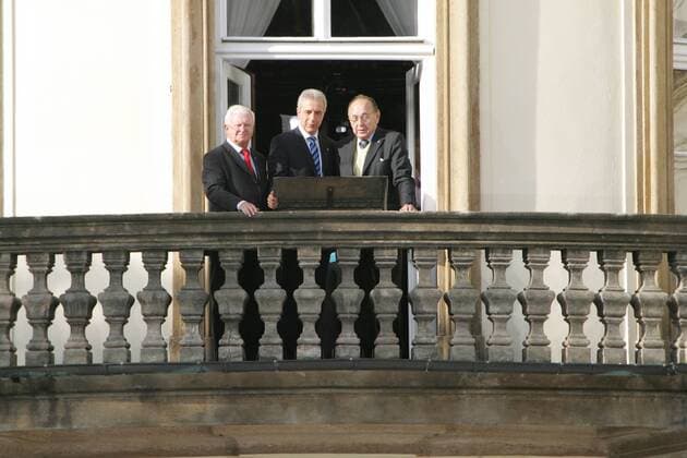 Hans-Dietrich Genscher in Deutscher Botschaft in Prag Johannes Haindel (links), Botschafter der Bundesrepublik Deutschland in Tschechien; Stanislaw Tillich (Mitte) CDU, Ministerpräsident von Sachsen und Hans-Dietrich Genscher FDP, Außenminister a.D. der Bundesrepublik Deutschland auf dem Balkon der Prager Botschaft Hans-Dietrich Genscher in der Deutschen Botschaft in Prag. Vor 20 Jahren hatte er den mehr als 1.000 Menschen die Ausreise in die BRD in einer Ansprache übermittelt. Prag Tschechien *** Hans Dietrich Genscher in the German Embassy in Prague Johannes Haindel left Ambassador of the Federal Republic of Germany in the Czech Republic Stanislaw Tillich middle CDU Prime Minister of Saxony and Hans Dietrich Genscher FDP Foreign Minister a D of the Federal Republic of Germany on the balcony of the Prague Embassy Hans Dietrich Gens