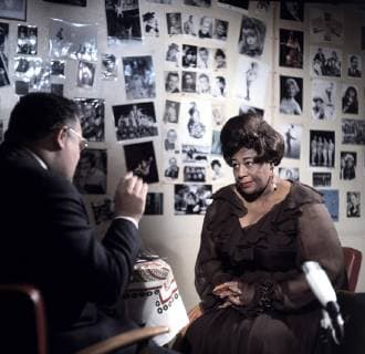 IMAGO ICONS: Ella Fitzgerald Die amerikanische Jazzsängerin ELLA FITZGERALD (hier bei einem Interview in der Garderobe) gibt ein Concert in der Deutschlandhalle in Berlin, 11. Februar 1968. Interview with American Jazz singer, the Great Ella Fitzgerald, before the Concert at the Deutschlandhalle in Berlin, 11. February 1968., Berlin F USA 1999 *** The American jazz singer ELLA FITZGERALD here during an interview in the wardrobe gives a concert in the Deutschlandhalle in Berlin 11 February 1968 Interview with American Jazz singer the Great Ella Fitzgerald before the Concert at the Deutschlandhalle in Berlin 11 February 1968 Berlin F USA 1999 Copyright: ArthurxGrimm UnitedArchives00641755