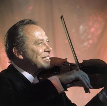 HELMUT ZACHARIAS - DER ZAUBERGEIGER MIT DEM SWINGENDEN SOUND IST MIT 82 JAHREN GESTORBEN. Er galt als bester deutscher Jazz-Geiger Deutschlands und wurde auch international gefeiert. Mit seinen Liedern und Evergreens begeisterte er sein Publikum. Wenn der weiße Flieder wieder blüht - seine Erfolgsmelodie wird unvergessen bleiben. Aufnahme: 60er Jahre, *** HELMUT ZACHARIAS DER ZAUBERGEIGER MIT DEM SWINGENDEN SOUND IST MIT 82 YEARS GESTORBEN He was regarded as the best German jazz violinist in Germany and was also celebrated internationally With his songs and evergreens he enthused his audience When the white lilac blossoms again his melody of success will remain unforgotten Recording 60s Copyright: ArthurxGrimm UnitedArchives00646488