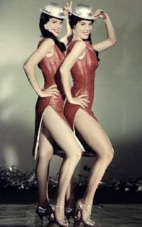 Alice und Ellen Kessler - Die Kessler-Zwillinge im Showkostüm. Studioaufnahme, 1959. Alice and Ellen Kessler - The Kessler Twins - Studio Still, 1959., *** Alice and Ellen Kessler The Kessler Twins in show costume Studio recording 1959 Alice and Ellen Kessler The Kessler Twins Studio Still 1959 Copyright: ArthurxGrimm UnitedArchives00646815