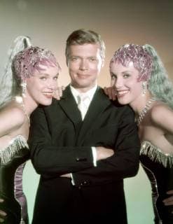 LA PALOMA BRD 1959 Paul Martin ALICE und ELLEN KESSLER mit KARLHEINZ BÖHM im Revuefilm: La Paloma , 1959., BRD 1959 *** LA PALOMA BRD 1959 Paul Martin ALICE and ELLEN KESSLER with KARLHEINZ BÖHM in the revue La Paloma 1959 BRD 1959 Copyright: ArthurxGrimm UnitedArchives00651344