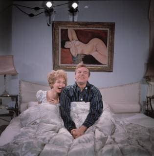 FRÜHSTÜCK IM DOPPELBETT D 1963 Axel von Ambesser Bettszene mit LISELOTTE PULVER (Liane) und O. W. FISCHER (Henry), D 1963 Copyright: ArthurxGrimm UnitedArchives00663119