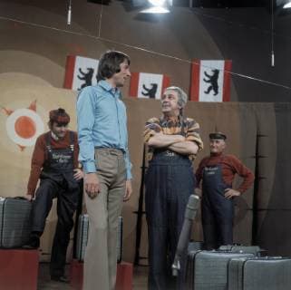 DIE BERLINER STACHELSCHWEINE BRD 1972 Schlagersänger UDO JÜRGENS, zu Gast bei den Berliner Stachelschweinen , hier im Kabarettprogramm mit WOLFGANG GRUNER, 1972., BRD 1972 *** DIE BERLINER STACHELSCHWEINE BRD 1972 pop singer UDO JÜRGENS guest at the Berliner Stachelschweinen here in the cabaret program with WOLFGANG GRUNER 1972 BRD 1972 Copyright: ArthurxGrimm UnitedArchives00664129