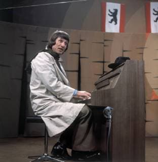 DIE BERLINER STACHELSCHWEINE BRD 1972 Schlagersänger UDO JÜRGENS, zu Gast bei den Berliner Stachelschweinen , 1972., BRD 1972 *** DIE BERLINER STACHELSCHWEINE BRD 1972 pop singer UDO JÜRGENS guest at the Berliner Porcupines 1972 BRD 1972 Copyright: ArthurxGrimm UnitedArchives00664130