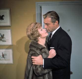 FRÜHSTÜCK IM DOPPELBETT - LISELOTTE PULVER (Liane Clausen), LEX BARKER (Victor Armstrong) United Archives kpa Grimm 30687 Film, Fernsehen, Komödie, 60er, Paar, Pelzmantel, Deutschland 1963 Copyright: ArthurxGrimm UnitedArchives00666232