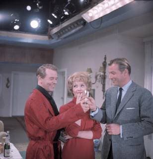FRÜHSTÜCK IM DOPPELBETT D 1963 - Axel von Ambesser Henry (O.W. FISCHER) und Victor (LEX BARKER) geben Liane (LISELOTTE PULVER) Feuer. Film, Fernsehen, Komödie, 60er, Deutschland 1963 Copyright: ArthurxGrimm UnitedArchives00666233