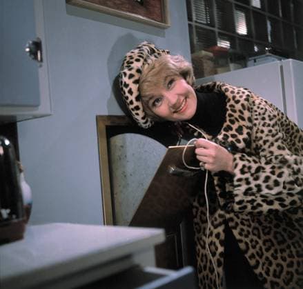 FRÜHSTÜCK IM DOPPELBETT - LISELOTTE PULVER (Liane Clausen) im Pelzmantel. United Archives kpa Grimm 30687 Film, Fernsehen, Komödie, 60er, Portrait, Pelzmantel, Deutschland 1963 Copyright: ArthurxGrimm UnitedArchives00666235