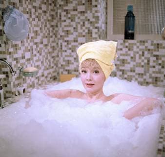 Frühstück im Doppelbett - LISELOTTE PULVER (Liane Clausen) in der Badewanne. United Archives kpa Grimm 30687Film, Fernsehen, Komödie, 60er, Badewanne, Schaumbad, Deutschland 1963 Copyright: ArthurxGrimm UnitedArchives00666237