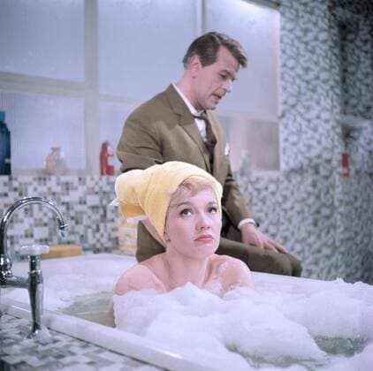 FRÜHSTÜCK IM DOPPELBETT D 1963 - Axel von Ambesser LISELOTTE PULVER (Liane Clausen) in der Badewanne, am Wannenrand: O.W. FISCHER (Henry Clausen) Film, Fernsehen, Komödie, 60er, Badewanne, Schaumbad, Deutschland 1963 Copyright: ArthurxGrimm UnitedArchives00666239