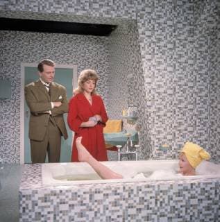 FRÜHSTÜCK IM DOPPELBETT D 1963 - Axel von Ambesser O.W. FISCHER (Henry Clausen), ANN SMYRNER (Claudia Westorp), LISELOTTE PULVER (Liane Clausen in der Badewanne) Film, Fernsehen, Komödie, 60er, Badewanne, Schaumbad, Deutschland 1963 Copyright: ArthurxGrimm UnitedArchives00666240