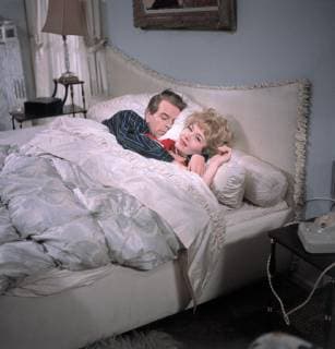 FRÜHSTÜCK IM DOPPELBETT D 1963 - Axel von Ambesser O.W. FISCHER (Henry Clausen) und LISELOTTE PULVER (Liane Clausen) im Bett. Film, Fernsehen, Komödie, 60er, Paar, Bett-Szene, Deutschland 1963 Copyright: ArthurxGrimm UnitedArchives00666242