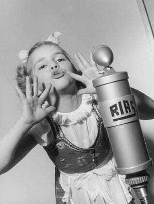 CORNELIA FROBOESS - DIE KLEINE CONNY FROBOESS SINGT: Pack die Badehose ein , 1951., *** CORNELIA FROBOESS DIE KLEINE CONNY FROBOESS SINGT SINGT Pack the swim trunks a 1951 Copyright: ArthurxGrimm UnitedArchives00667098
