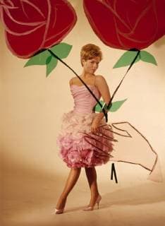 CORNELIA FROBOESS im weißrosa Cocktailkleid mit Tüllrosen, Modeaufnahme zum Helmut Käutner-Film: Der Traum von Lieschen Müller , 1961., *** CORNELIA FROBOESS in white pink cocktail dress with tulle roses fashion shot for Helmut Käutner film Der Traum von Lieschen Müller 1961 Copyright: ArthurxGrimm UnitedArchives00669138