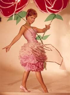 CORNELIA FROBOESS im weißrosa Cocktailkleid mit Tüllrosen, Modeaufnahme zum Helmut Käutner-Film: Der Traum von Lieschen Müller , 1961., *** CORNELIA FROBOESS in white pink cocktail dress with tulle roses fashion shot for Helmut Käutner film Der Traum von Lieschen Müller 1961 Copyright: ArthurxGrimm UnitedArchives00669139