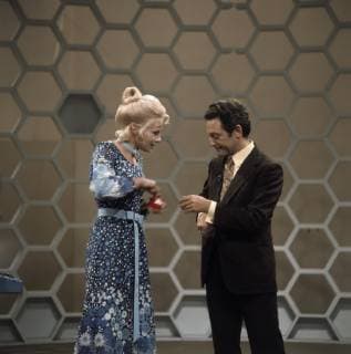 DALLI DALLI - Assistentin MONIKA SUNDERMANN und HANS ROSENTHAL in Dalli Dalli (1974) Grimm667 1974, Copyright: ArthurxGrimm UnitedArchives00675208