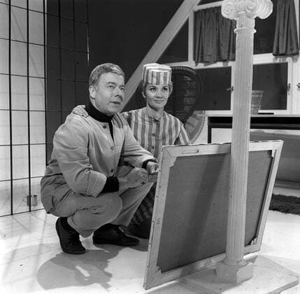 HOKUS POKUS - ODER: WIE LASSE ICH MEINEN MANN VERSCHWINDEN? D 1965 - Kurt Hoffmann Ein Künstlerehepaar narrt Kunsthändler und die Justiz. HEINZ RÜHMANN als Peer Bille, dessen Bilder nun nach seinem Tod den lange ersehnten Erfolg haben, und LISELOTTE PULVER als Agda, die Frau des angeblichen Toten., HR3 BRD 1965 15.00 Copyright: ArthurxGrimm UnitedArchives00878401