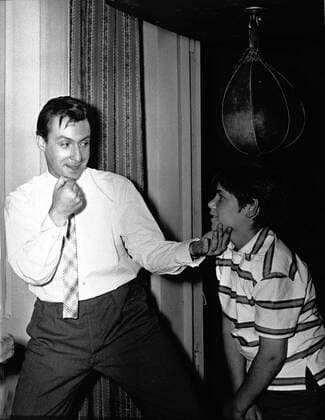 LIEBE, JAZZ UND ÜBERMUT D 1957 - Erik Ode In der Geschichte geht es um ein Internat für musikalisch begabte Kinder. Dort herrscht Aufregung, weil sich Besuch aus den USA angekündigt hat. Szene: Zwei übermütige Schlagerstars: PETER ALEXANDER (Peter Hagen) mit dem jungen ROLAND KAISER., ZDF Deutschland 1957 13.50 *** LIEBE JAZZ UND ÜBERMUT D 1957 Erik Ode The story is about a boarding school for musically gifted children There is excitement because a visit from the USA has been announced Scene Two high-spirited pop stars PETER ALEXANDER Peter Hagen with the young ROLAND KAISER ZDF Germany 1957 13 50 Copyright: ArthurxGrimm UnitedArchives00890190