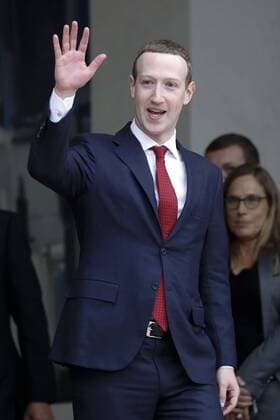 News Themen der Woche KW19 News Bilder des Tages (190510) -- PARIS, May 10, 2019 -- Facebook CEO Mark Zuckerberg waves as he leaves the Elysee Palace after a meeting with French President Emmanuel Macron in Paris, France, on May 10, 2019. ) FRANCE-PARIS-FACEBOOK-ZUCKERBERG-MACRON-MEETING JackxChan 