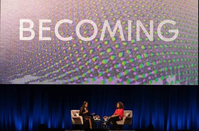 Berühmte Feministinnen, Michelle Obama Entertainment Bilder des Tages Former First Lady Michelle Obama sits on stage with host Michele Norris during Becoming, An Intimate Conversation with Michelle Obama at the BB&T center in Sunrise, Florida, on May 10, 2019.  MIA20190511113 GARYxIxROTHSTEIN