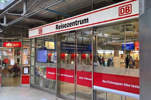 Reisezentrum der DB (Deutsche Bahn) am Hbf bzw. Hauptbahnhof Muenchen. Hier erhaelt man Auskunft ueber Preise, Fahrplan, Ankunft und Abfahrt von Zug-Verbindungen der Deutschen Bahn