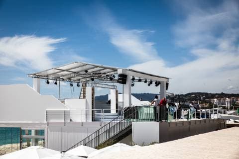 Preparatifs. 72th International Cannes Film Festival. 72eme Festival International du Film de Cannes. La plateforme Loréal, sponsort et partenaire du Festival, installée sur la plage de l hôtel Martinez. 238925 2019-05-10 Cannes Etats-Unis _sans_perso  Copyright: xTerencexBaelenx STAR_238925_022