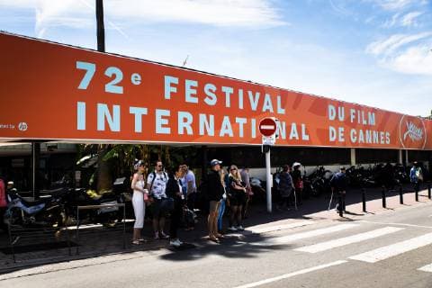 Preparatifs. 72th International Cannes Film Festival. 72eme Festival International du Film de Cannes. Les banderoles à l effigie du 72ème Festival de Cannes sont presque toutes en place. Ici, la gare maritime de Cannes. 238925 2019-05-10 Cannes Etats-Unis _sans_perso  Copyright: xTerencexBaelenx STAR_238925_023