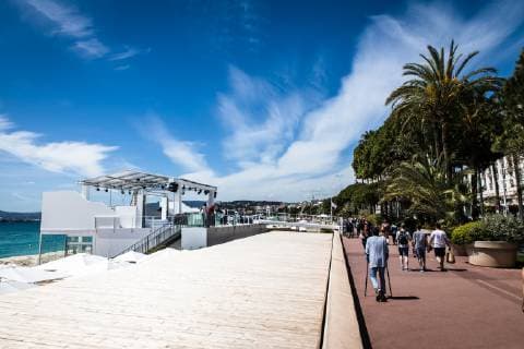 Preparatifs. 72th International Cannes Film Festival. 72eme Festival International du Film de Cannes. La plateforme Loréal, sponsort et partenaire du Festival, installée sur la plage de l hôtel Martinez. 238925 2019-05-10 Cannes Etats-Unis _sans_perso  Copyright: xTerencexBaelenx STAR_238925_024