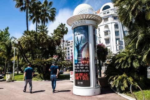 Preparatifs. 72th International Cannes Film Festival. 72eme Festival International du Film de Cannes. L affiche du film d ouverture, The Dead don t die, orne la Croisette. 238925 2019-05-10 Cannes Etats-Unis _sans_perso  Copyright: xTerencexBaelenx STAR_238925_032
