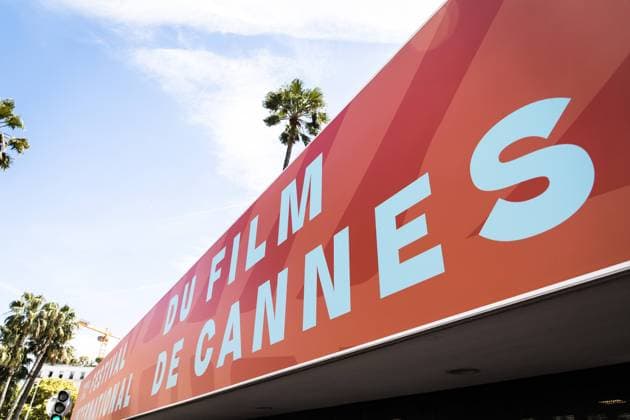 Preparatifs. 72th International Cannes Film Festival. 72eme Festival International du Film de Cannes. Banderole annonçant le Festival de Cannes, sur le point de s ouvrir. 238925 2019-05-10 Cannes Etats-Unis _sans_perso  Copyright: xTerencexBaelenx STAR_238925_050