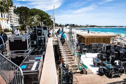 Preparatifs. 72th International Cannes Film Festival. 72eme Festival International du Film de Cannes. Montage de la structure de la plage Magnum, sponsor du Festival. 238925 2019-05-10 Cannes Etats-Unis _sans_perso  Copyright: xTerencexBaelenx STAR_238925_056