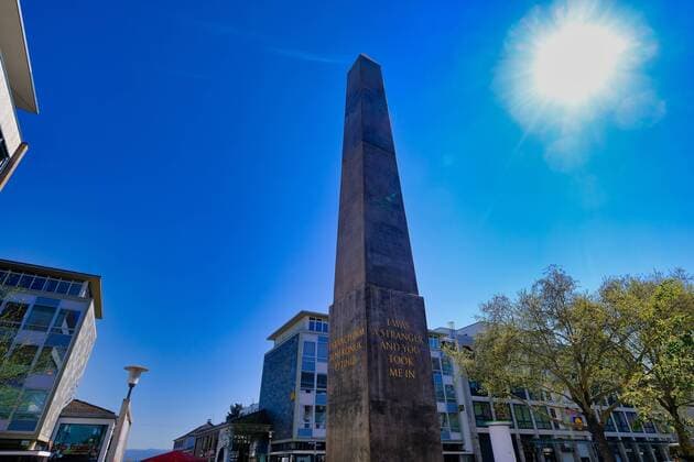 News Themen der Woche KW19 News Bilder des Tages 11.05.2019 xkhx Kassel der Documenta Obelisk des Künstlers Olu Oguibe hat einen neuen Standort (Treppenstraße Florentiner Platz) Der Obelisk trägt am Fuss die Inschrift Ich war ein Fremder und ihr habt mich beherbergt *** 11 05 2019 xkhx Kassel the Documenta Obelisk of the artist Olu Oguibe has a new location Treppenstraße Florentiner Platz the obelisk bears the inscription I was a stranger and you have accommodated me at its base