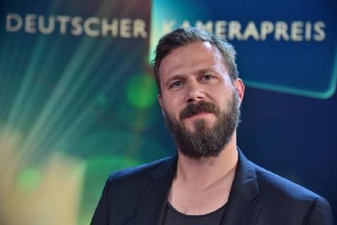Der Kameramann Thomas Lutz, Preisträger in der Kategorie Kamera Dokumentation für Berlin putzt bei der Preisverleihung des 29. Deutschen Kamerapreises. Hier werden Kameraleute und Editoren für ihre herausragende Leistung ausgezeichnet.