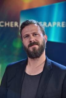 Der Kameramann Thomas Lutz, Preisträger in der Kategorie Kamera Dokumentation für Berlin putzt bei der Preisverleihung des 29. Deutschen Kamerapreises. Hier werden Kameraleute und Editoren für ihre herausragende Leistung ausgezeichnet.