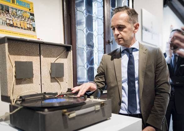 Entertainment Themen der Woche KW19 Bundesaussenminister Heiko Maas, SPD, besucht den Artivism Atrocity Prevention Pavillon des Auschwitz Instituts Peace and Reconciliation. Venedig, 11.05.2019. Venedig Italy *** Federal Foreign Minister Heiko Maas SPD visits the Artivism Atrocity Prevention Pavilion of the Auschwitz Institute Peace and Reconciliation Venice 11 05 2019 Venice Italy Copyright: xXanderxHeinl photothek.netx