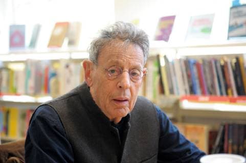Amsterdam NL 11 mei 2019 In de American Book Center geeft componist Philip Glass handtekeningen op zijn boek Words Without Music. Amsterdam The Netherlands 11th May 2019 In the American Book Center in Amsterdam composer Philip Glass signs his book Words without Music 