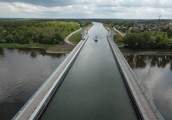 09.05.2019 Sachsen-Anhalt , Wasserstraßenkreuz Magdeburg Mittellandkanal beim Ortsteil Hohenwarthe der Gemeinde Möser nahe Magdeburg. Das Wasserstraßenkreuz Magdeburg befindet sich nördlich von Magdeburg, im Ortsteil Hohenwarthe der Gemeinde Möser. Es ist die Überquerung des Mittellandkanals über die Elbe. Der Mittellandkanal ist eine Bundeswasserstraße und mit 325,3 Kilometern Länge die längste künstliche Wasserstraße in Deutschland. Inklusive seiner Stich- und Verbindungskanäle beträgt die Länge 392 km. Er verbindet den Dortmund-Ems-Kanal mit Weser, Elbe und dem Elbe-Havel-Kanal.Ansicht Sehenswürdigkeiten Sehenswürdigkeit Tourismus Luftbild Luftaufnahme Schifffahrt Binnenschifffahrt copyright *** 09 05 2019 Saxony Anhalt waterway intersection Magdeburg Mittellandkanal near Hohenwarthe in the municipality of Möser near Magdeburg The w