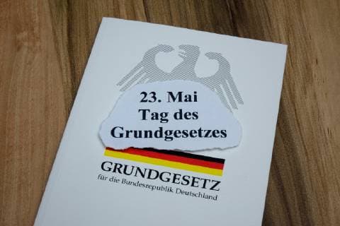 Tag des Grundgesetzes Tag des und Grundgesetzes, 11.05.2019, Borkwalde, Brandenburg, Auf einem Grundgesetz liegt der Schriftzug 23. Mai Tag des Grundgesetzes. *** Day of the Basic Law Day of the Basic Law and Basic Law 11 05 2019 Borkwalde Brandenburg On a Basic Law lies the inscription 23 May Day of the Basic Law