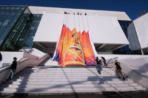 72eme festival International du Film de cannes. Installation de la bache avec l affiche sur le Palais. Mise en place bache sur devanture du Palais. 238996 2019-05-12 Provence-Alpes-Cote-d-Azur Cannes France _sans_perso  Copyright: xPhilippexFarjonx STAR_238996_006